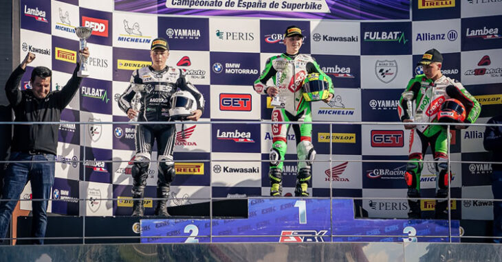 Pepe Osuna y Antonio Torres en el podium de SBK Junior, junto al jefe de equipo, Luis Castro