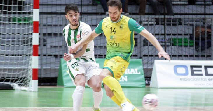 Lucas Perin intenta un pase en el partido de ida en el Olivo Arena. Foto: Córdoba Futsal