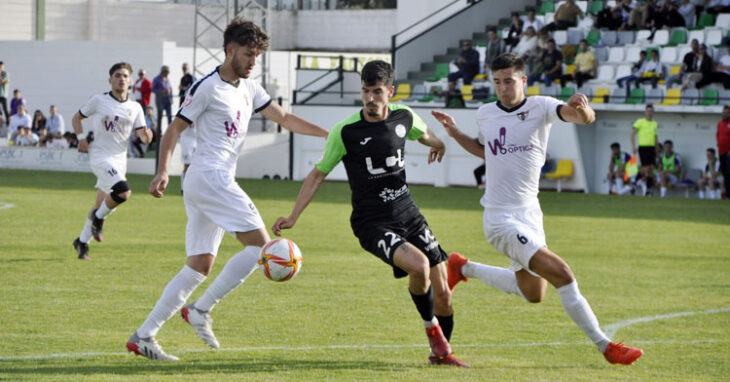 Zequi Díaz percutiendo entre la defensa del Pozoblanco. Foto: Ciudad de Lucena