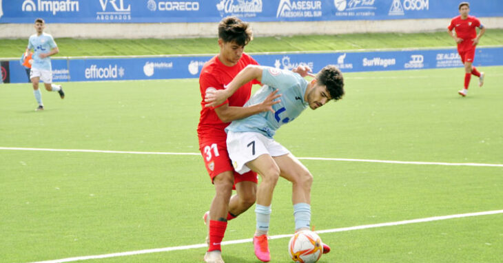 Zequi Díaz protege el balón ante un rival del Sevilla C. Foto: Ciudad de Lucena