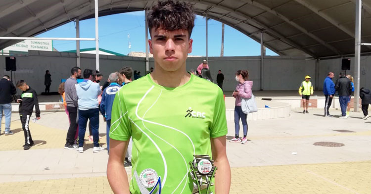 Raúl Parrado con sus trofeos en Fuente Palmera. Foto: Club Atletismo Cordobés