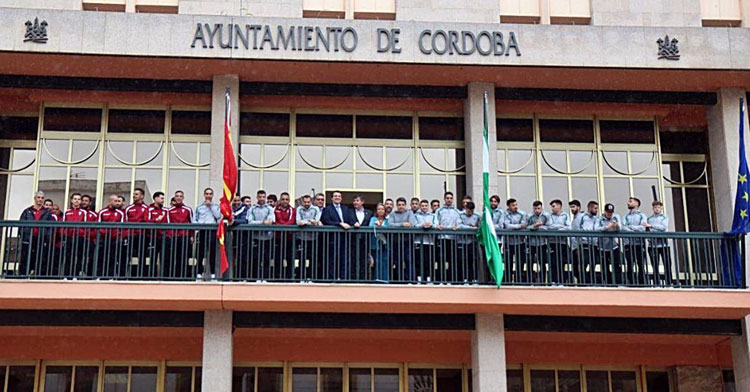 El Córdoba CF en el balcón del Ayuntamiento. Foto: CCF