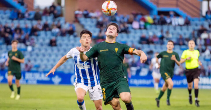 Manolillo se lleva una pelota con la cabeza ante Juanjo Mateo. Foto: Totti / Huelva24.com