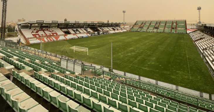 Una vista reciente del Estadio Romano José Fouto, en concreto los días de la famosa calima. Foto: Mérida UD