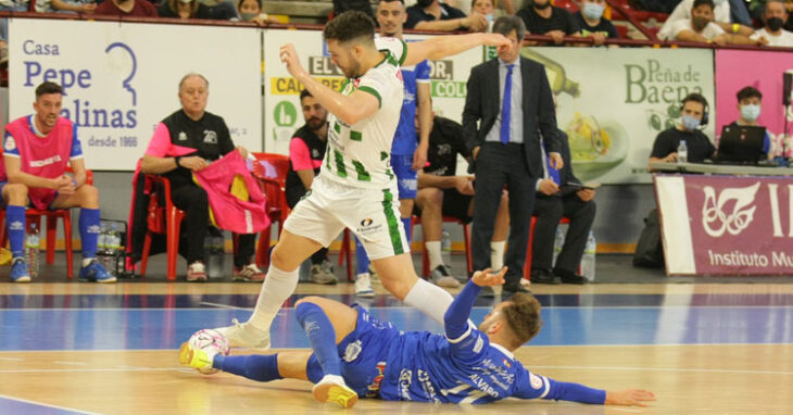 Alberto Saura en una jugada ante Manzanares. Foto: Córdoba Futsal