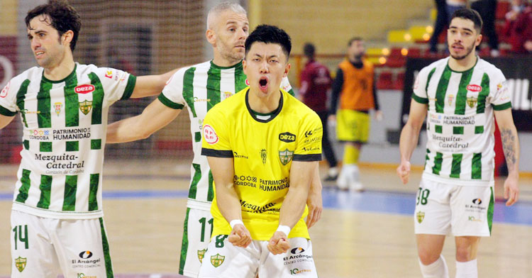 Shimizu celebrando un tanto anotado como portero-jugador. Foto: Córdoba Futsal