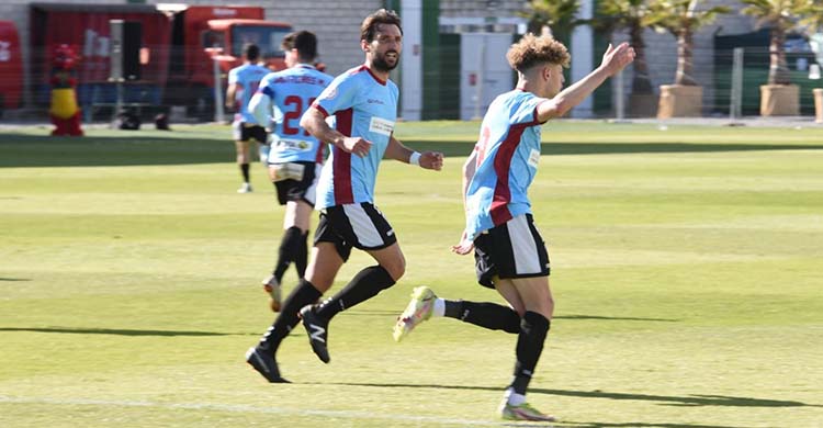 Simo celebrando su gol de la pasada temporada en el Príncipe Felipe de Cáceres.