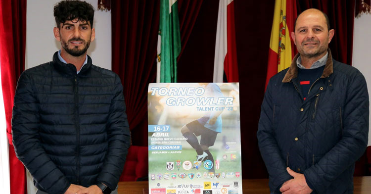 Miguel Ruz, alcalde de Montalbán, y Adrián Márquez, responsable de cantera de Growler Sports, participaron en la puesta de largo del evento