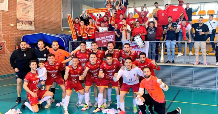 La celebración de los jugadores rojillos con su hinchada. Foto: CD Bujalance FS