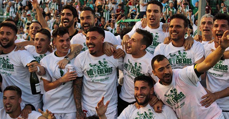 José Cruz, Viedma, Miguel de las Cuevas luciendo en primer término la camiseta del ascenso.