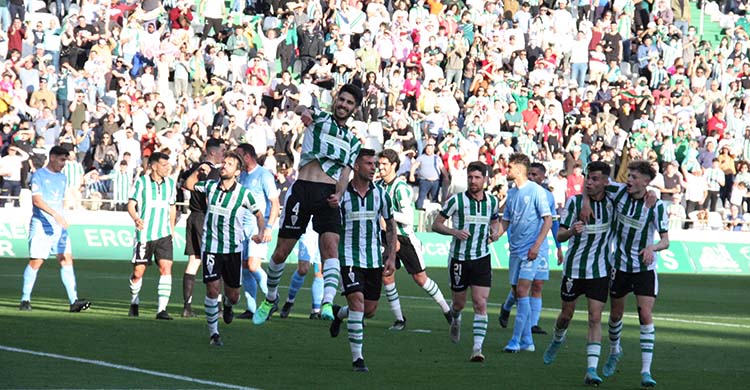 Los jugadores del Córdoba CF celebrando el tanto que abría la victoria con Visus saltando y Luismi, autor del remate que acabó en las mallas tras un rebote, abrazado a Simo.