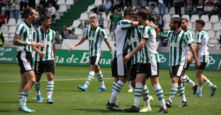 Willy recibe la felicitación de sus compañeros tras hacer el 4-1 contra el filial de Las Palmas. Autor: Paco Jiménez
