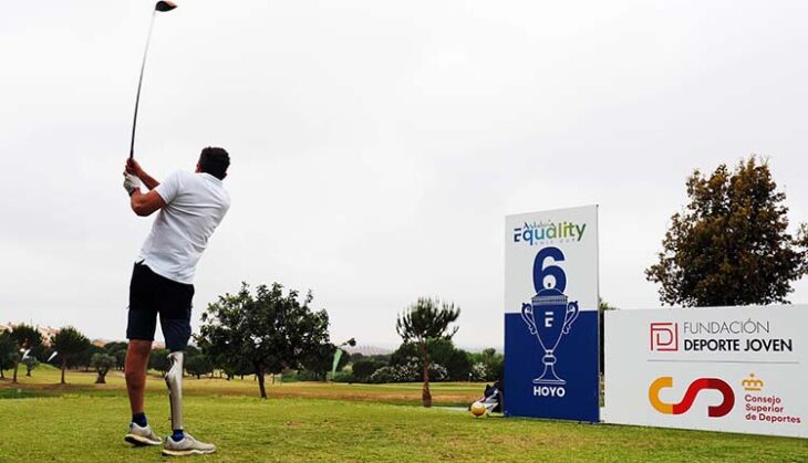 Un golfista adaptado salien del hoyo 6 Del Valle Guanina Links