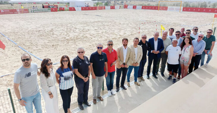 Las autoridades posan delante del nuevo campo de fútbol playa. Foto: RFAF