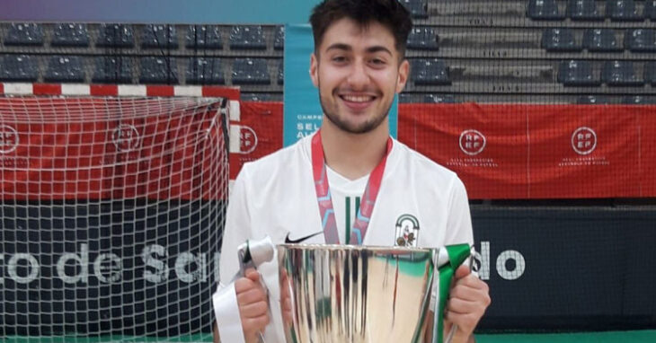 Álex Bernal con el reciente trofeo de campeón de España sub19 con Andalucía. Foto: Córdoba Futsal