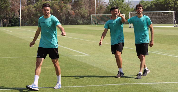 Toni Arranz y Bernardo despidiéndose entre bromas con Willy tras el último entrenamiento de este lunes.