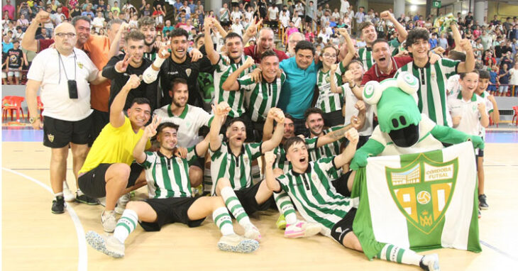 La alegría del segundo equipo blanquiverde, directiva incluida. Foto: Córdoba Futsal