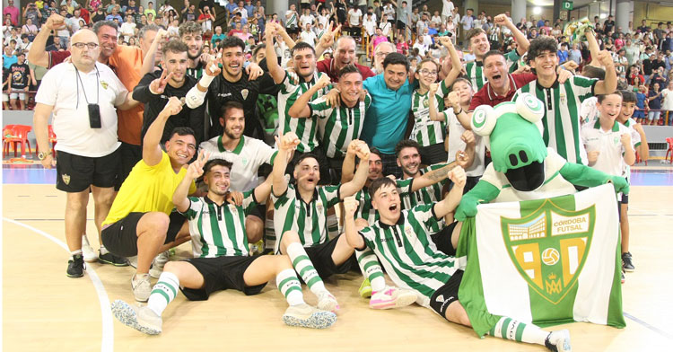 La alegría del segundo equipo blanquiverde, directiva incluida. Foto: Córdoba Futsal