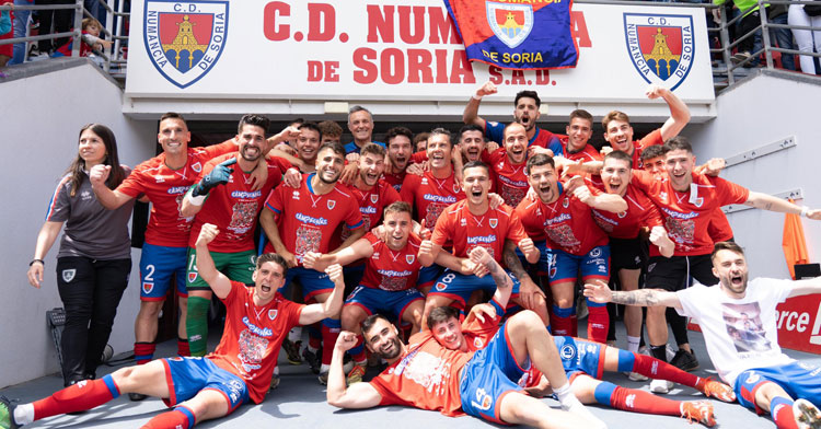 Los jugadores del club soriano celebrando su ascenso. Foto: CD Numancia