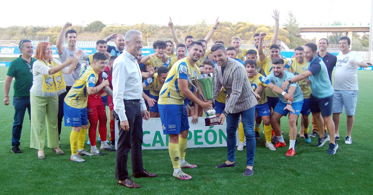 Los jugadores del Atlético Palma del Río recibiendo el trofeo de campeón de Martín Torralbo. Foto: RFAF Córdoba