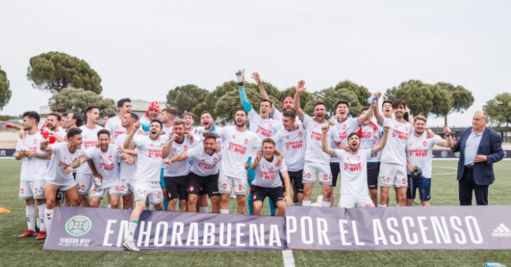 Los jugadores del Utrera celebrando su ascenso. Foto: RFEF