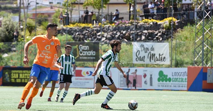 Álex Bernal buscando un compañero con los aficionados canarios siguiendo el partido desde el acantilado fuera del Municipal de San Mateo. Autor: CCF