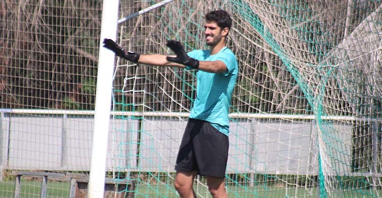 Bernardo Cruz, en el que pudo ser su último entrenamiento con el Córdoba, bromeando con los compañeros con los guantes de portero enfundados.