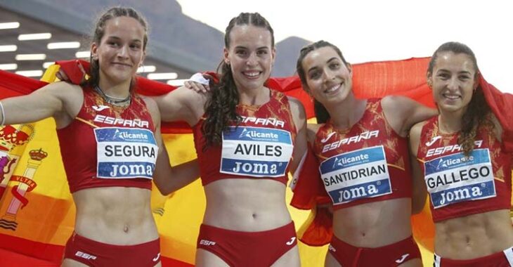 Carme Avilés, la segunda por la izquierda, junto a sus compañeras del relevo 4 x 400 tras ganar la medalla de oro en el Campeonato Iberoamericano de La Nucía.