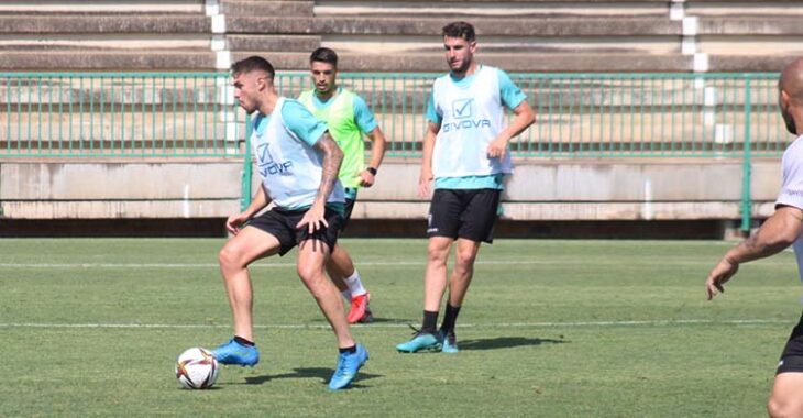 Antonio Casas revolviéndose con el balón.