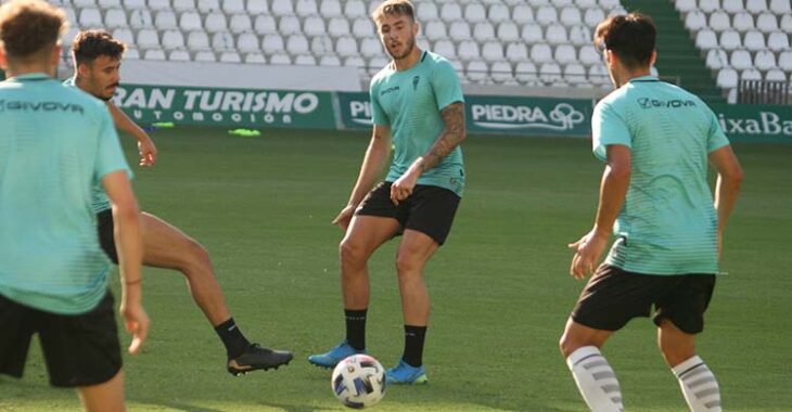 Antonio Casas pasando el balón en un rondo.