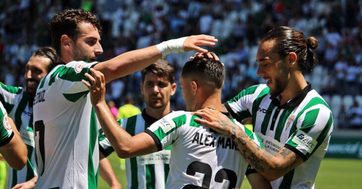 José Cruz y Dragisa Gudelj felicitan a Ale Marín tras su gol. Foto: CCF