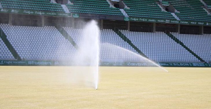 El Córdoba ya prepara el sembrado de la semilla bermuda de verano para acondicionar el nueve césped de El Arcángel pensando en el inicio de la pretemporada.