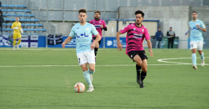 Un momento del choque entre los aracelitanos y el Xerez CD en Lucena, saldado con triunfo local. Foto: Ciudad de Lucena