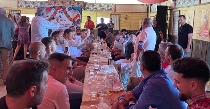 El momento del habitual discurso de Pepillo en al almuerzo celebrado en la caseta de Entrevarales.
