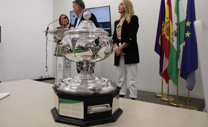 La bonita Copa Albolafia de plata durante la presentación del Open Ciudad de Córdoba 2022.