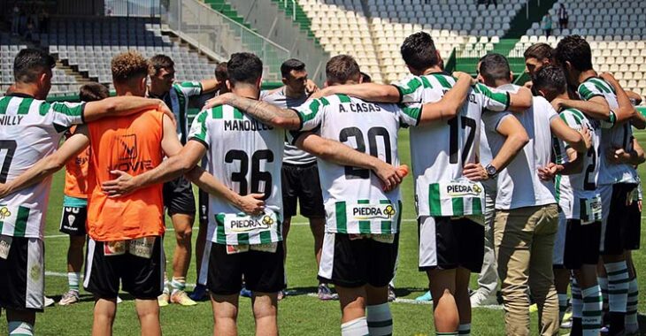 Los jugadores del Córdoba CF celebrando su pleno de victorias en El Arcángel tras derrotar al Ceuta.