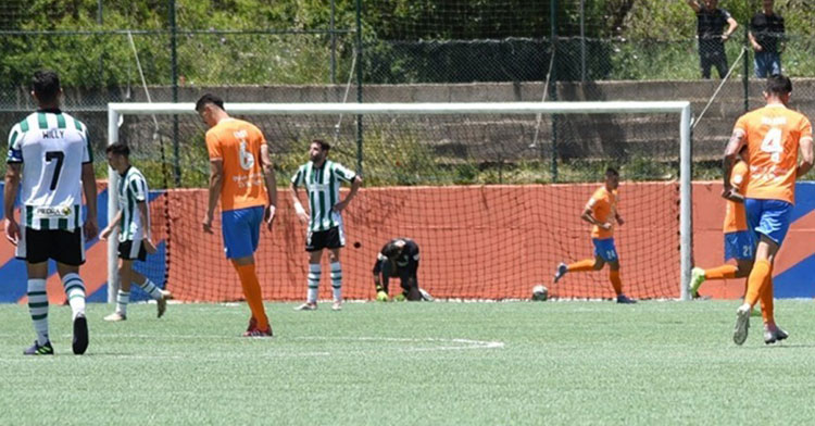 La imagen de la decepción cordobesista tras el 3-3 en Vega de San Mateo. Foto: CCF