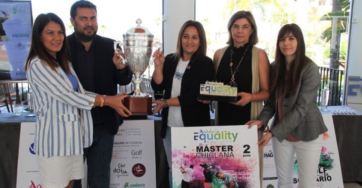 Las distintas autoridades presentando el cartel y la Copa del Máster Final del Circuito Andalucía Equality Golf Cup junto a su directora, Margarita Pérez-Calderón.