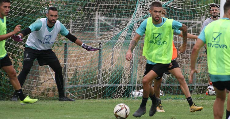 Felipe Ramos observa cómo Julio Iglesias saca el balón jugador.