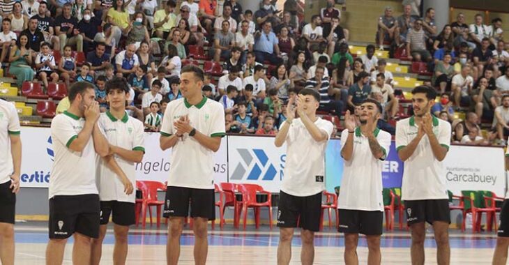 Los chavales dei filial del Patrimonio recibiendo su homenaje tras el ascenso a Segunda B.