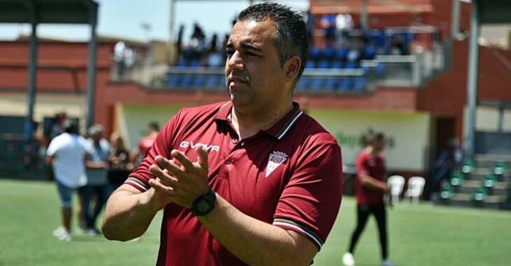 Germán Crespo aplaudiendo a su equipo.