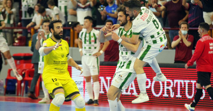 Zequi celebra su tanto en la primera parte. Foto: Córdoba Futsal