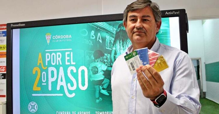 Javier González Calvo mostrando varios carnets del nuevo abono 2022-23 del Córdoba CF.