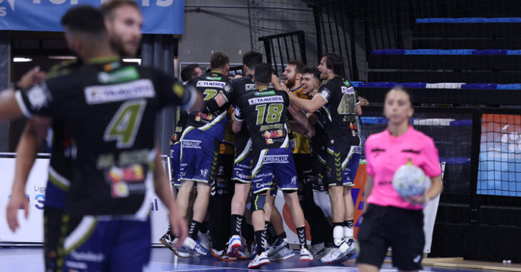 La alegría del Ximénez tras el gol que cazó Cuenca sobre la bocina. Foto: Xavier Solanas