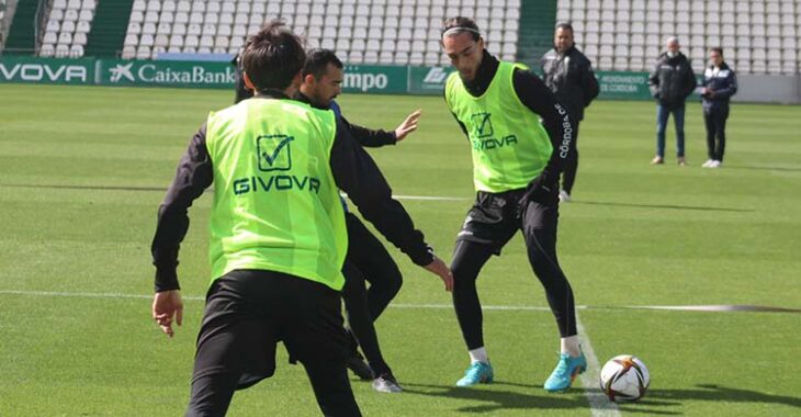 Dragisa Gudelj intentando marcharse de Miguel de las Cuevas.