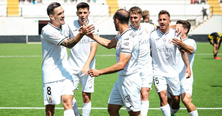 Los jugadores del Ceuta celebrando el gol ante el San Roque. Foto: @canon_zeki / AD Ceuta FC