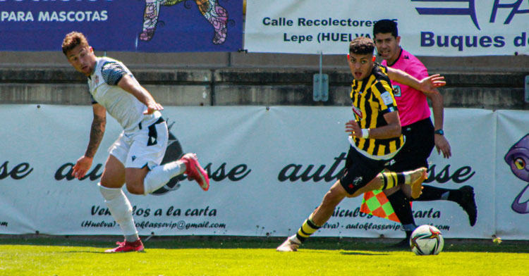 Un jugador del Vélez queda desboradado por otro del San Roque. Foto: J. Delgado / CD San Roque de Lepe