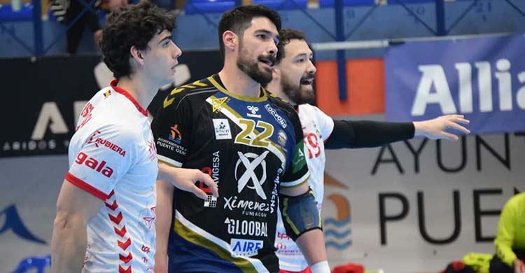 El pivote Javi García entre dos jugadores del BM Nava.