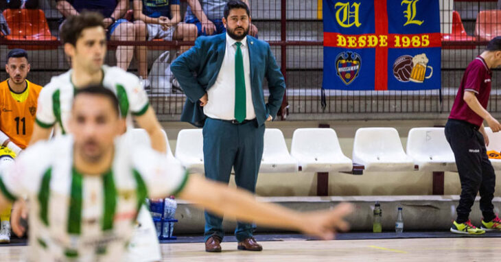 Josan González en la banda del Pabellón Municipal de Paterna. Foto: Levante UD FS