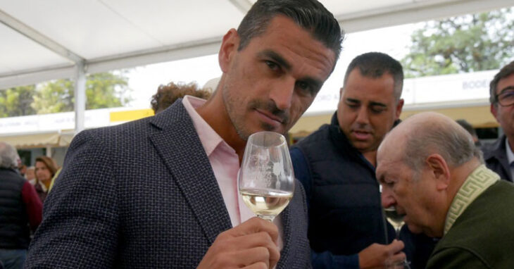 Juanito posa con una copa en la reciente Cata del Vino. Foto: CCF